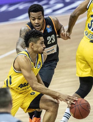 19.12.2020, Berlin, Basketball, 1. Bundesliga, easyCredit BBL, Hauptrunde, 7.Spieltag, Mercedes Benz Arena: ALBA Berlin - ratiopharm Ulm. ALBAs Maodo Lo (l) kaempft gegen Troy Caupain von ratiopharm Ulm um den Ball. ALBA Berlin - ratiopharm Ulm