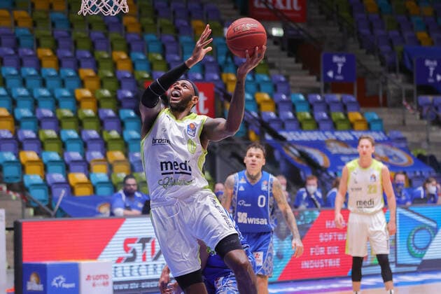 Fraport Skyliners - medi Bayreuth, easyCredit BBL Korbleger von Derek Pardon (medi Bayreuth, 0). Basketball-Spiel der easyCredit BBL zwischen den Fraport Skyliners und medi Bayreuth am 19. Dezember 2020 in der Fraport-Arena in Frankfurt am Main., Frankfurt am Main Hessen Deutschland Fraport-Arena