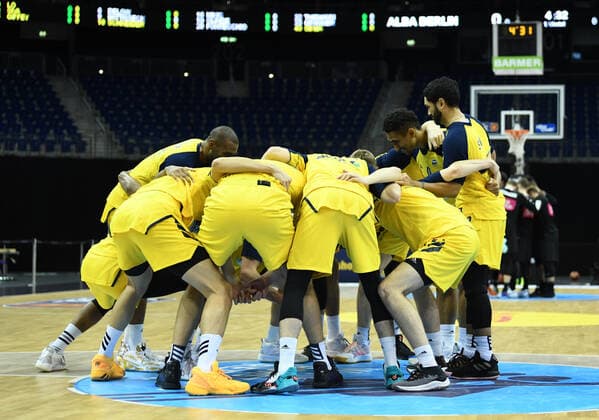 Basketball Berlin 19.12.2020 Saison 2020 2021 easyCredit BBL 1. Bundesliga BBL Alba Berlin vs ratiopharm Ulm vl: Die Spieler von Alba Berlin vor dem Spiel