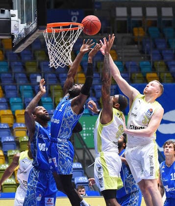 19.12.2020, xhbx, Basketball BBL Bundesliga, Frankfurt Skyliners - medi Bayreuth emspor, v.l. Matt Mobley (Fraport Skyliners Frankfurt), Dererk Pardon (medi Bayreuth) , Osvaldas Olisevicius (medi Bayreuth) (DFL DFB REGULATIONS PROHIBIT ANY USE OF PHOTOGRAPHS as IMAGE SEQUENCES and or QUASI-VIDEO) Frankfurt am Main
