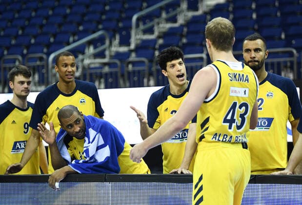 Basketball Berlin 19.12.2020 Saison 2020 2021 easyCredit BBL 1. Bundesliga BBL Alba Berlin vs ratiopharm Ulm vl: Simone Fontecchio (20 ALB) und Luke Sikma (43 ALB) vor dem Spiel