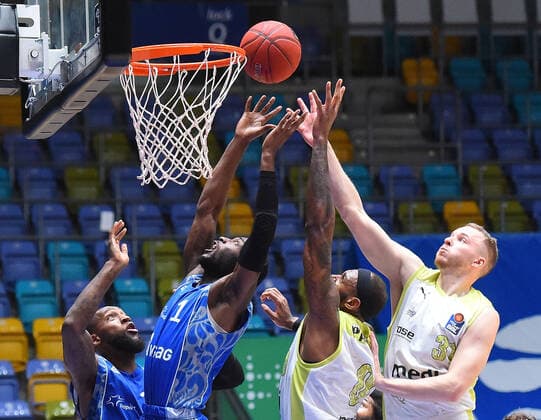 19.12.2020, xhbx, Basketball BBL Bundesliga, Frankfurt Skyliners - medi Bayreuth emspor, v.l. Matt Mobley (Fraport Skyliners Frankfurt), Dererk Pardon (medi Bayreuth) , Osvaldas Olisevicius (medi Bayreuth) (DFL DFB REGULATIONS PROHIBIT ANY USE OF PHOTOGRAPHS as IMAGE SEQUENCES and or QUASI-VIDEO) Frankfurt am Main