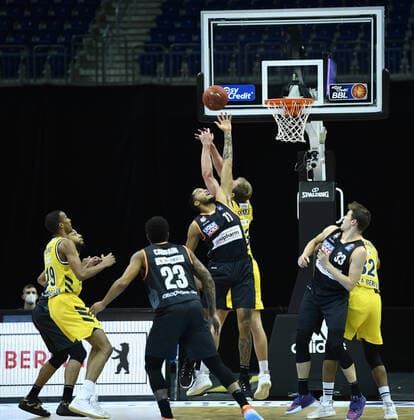 Basketball Berlin 19.12.2020 Saison 2020 2021 easyCredit BBL 1. Bundesliga BBL Alba Berlin vs ratiopharm Ulm vl: Isaiah Wilkins (11 Ulm), Luke Sikma (43 ALB)