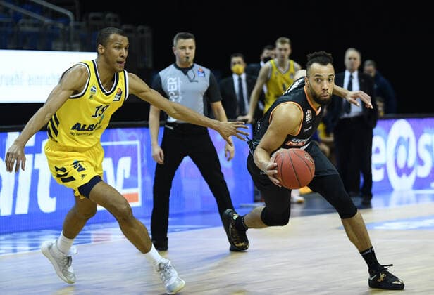 Basketball Berlin 19.12.2020 Saison 2020 2021 easyCredit BBL 1. Bundesliga BBL Alba Berlin vs ratiopharm Ulm vl: Louis Olinde (19 ALB), Demetrius Conger (1 Ulm)