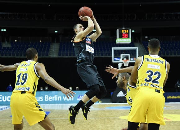 Basketball Berlin 19.12.2020 Saison 2020 2021 easyCredit BBL 1. Bundesliga BBL Alba Berlin vs ratiopharm Ulm vl: Louis Olinde (19 ALB), John Petrucelli (7 Ulm), Jayson Granger (33 ALB) und Johannes Thiemann (32 ALB)