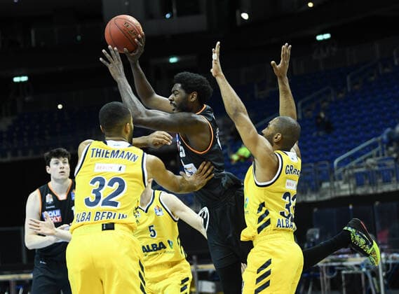 Basketball Berlin 19.12.2020 Saison 2020 2021 easyCredit BBL 1. Bundesliga BBL Alba Berlin vs ratiopharm Ulm vl: Johannes Thiemann (32 ALB), Aric Holman (35 Ulm), Jayson Granger (33 ALB)