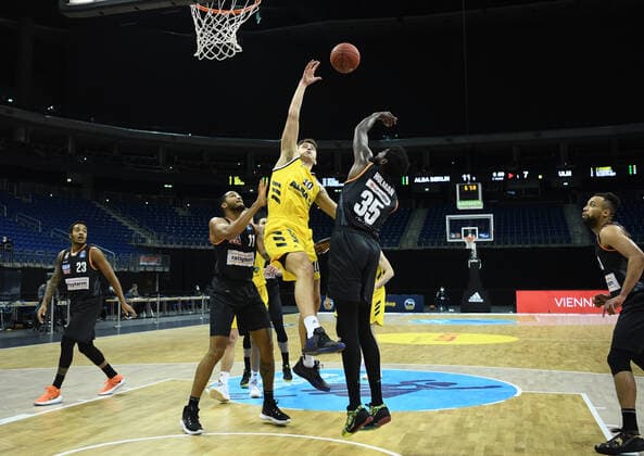 Basketball Berlin 19.12.2020 Saison 2020 2021 easyCredit BBL 1. Bundesliga BBL Alba Berlin vs ratiopharm Ulm vl: Isaiah Wilkins (11 Ulm), Tim Schneider (10 ALB), Aric Holman (35 Ulm)