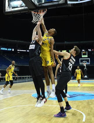 Basketball Berlin 19.12.2020 Saison 2020 2021 easyCredit BBL 1. Bundesliga BBL Alba Berlin vs ratiopharm Ulm vl: Nicolas Bretzel (17 Ulm), Louis Olinde (19 ALB), Patrick Heckmann (33 Ulm)