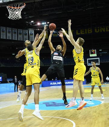 Basketball Berlin 19.12.2020 Saison 2020 2021 easyCredit BBL 1. Bundesliga BBL Alba Berlin vs ratiopharm Ulm vl: Louis Olinde (19 ALB), Demetrius Conger (1 Ulm), Niels Giffey (5 ALB)