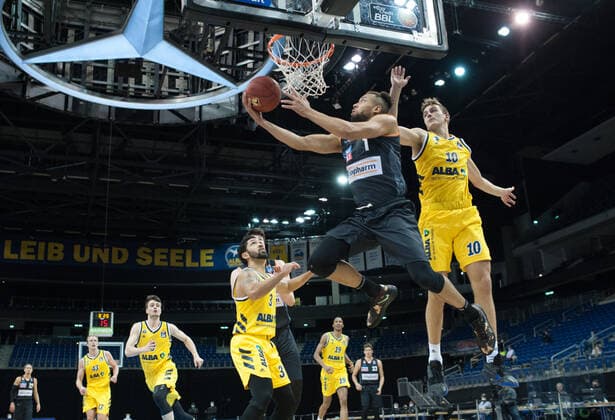 Sport Bilder des Tages Basketball Berlin 19.12.2020 Saison 2020 2021 easyCredit BBL 1. Bundesliga BBL Alba Berlin vs ratiopharm Ulm vl: Demetrius Conger (1 Ulm), Tim Schneider (10 ALB)