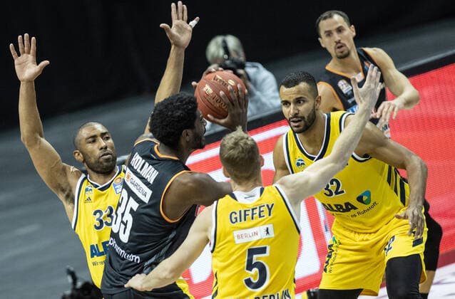 19.12.2020, Berlin, Basketball, 1. Bundesliga, easyCredit BBL, Hauptrunde, 7.Spieltag, Mercedes Benz Arena: ALBA Berlin - ratiopharm Ulm. Aric Holman (2.v.l) von ratiopharm Ulm kaempft gegen ALBAs Jayson Granger (l), Niels Giffey und Johannes Thiemann (r). ALBA Berlin - ratiopharm Ulm