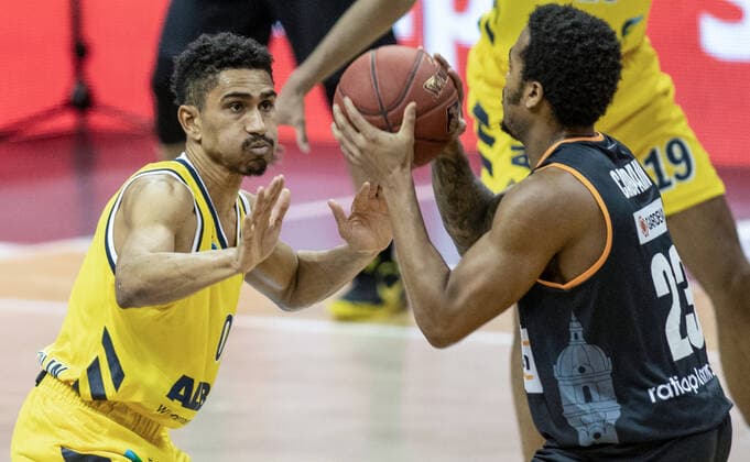 19.12.2020, Berlin, Basketball, 1. Bundesliga, easyCredit BBL, Hauptrunde, 7.Spieltag, Mercedes Benz Arena: ALBA Berlin - ratiopharm Ulm. ALBAs Maodo Lo (l) kaempft gegen Troy Caupain von ratiopharm Ulm um den Ball. ALBA Berlin - ratiopharm Ulm