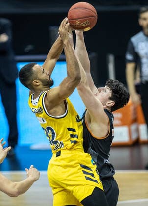 19.12.2020, Berlin, Basketball, 1. Bundesliga, easyCredit BBL, Hauptrunde, 7.Spieltag, Mercedes Benz Arena: ALBA Berlin - ratiopharm Ulm. ALBAs Johannes Thiemann (l) springt zum Ball gegen Nicolas Bretzel von ratiopharm Ulm. ALBA Berlin - ratiopharm Ulm