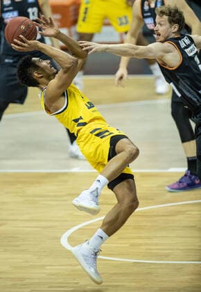 19.12.2020, Berlin, Basketball, 1. Bundesliga, easyCredit BBL, Hauptrunde, 7.Spieltag, Mercedes Benz Arena: ALBA Berlin - ratiopharm Ulm. ALBAs Maodo Lo (l) springt mit dem Ball zum Korb gegen Per Guenther von ratiopharm Ulm. ALBA Berlin - ratiopharm Ulm