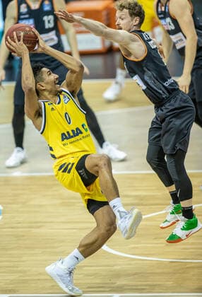19.12.2020, Berlin, Basketball, 1. Bundesliga, easyCredit BBL, Hauptrunde, 7.Spieltag, Mercedes Benz Arena: ALBA Berlin - ratiopharm Ulm. ALBAs Maodo Lo (l) springt mit dem Ball zum Korb gegen Per Guenther von ratiopharm Ulm. ALBA Berlin - ratiopharm Ulm