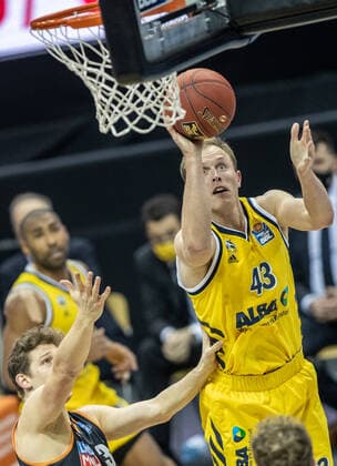19.12.2020, Berlin, Basketball, 1. Bundesliga, easyCredit BBL, Hauptrunde, 7.Spieltag, Mercedes Benz Arena: ALBA Berlin - ratiopharm Ulm. ALBAs Luke Sikma (r) springt mit dem Ball zum Korb neben Kristofer Krause von ratiopharm Ulm. ALBA Berlin - ratiopharm Ulm