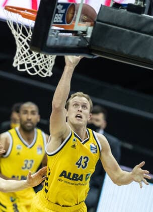 19.12.2020, Berlin, Basketball, 1. Bundesliga, easyCredit BBL, Hauptrunde, 7.Spieltag, Mercedes Benz Arena: ALBA Berlin - ratiopharm Ulm. ALBAs Luke Sikma (r) springt mit dem Ball zum Korb. ALBA Berlin - ratiopharm Ulm