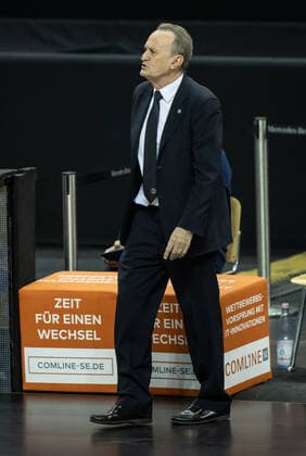 19.12.2020, Berlin, Basketball, 1. Bundesliga, easyCredit BBL, Hauptrunde, 7.Spieltag, Mercedes Benz Arena: ALBA Berlin - ratiopharm Ulm. ALBAs Head Coach Aito Garcia Reneses steht gestikulierend am Rand des Courts. ALBA Berlin - ratiopharm Ulm
