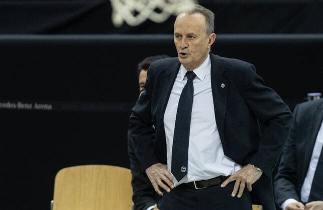19.12.2020, Berlin, Basketball, 1. Bundesliga, easyCredit BBL, Hauptrunde, 7.Spieltag, Mercedes Benz Arena: ALBA Berlin - ratiopharm Ulm. ALBAs Head Coach Aito Garcia Reneses steht gestikulierend am Rand des Courts. ALBA Berlin - ratiopharm Ulm