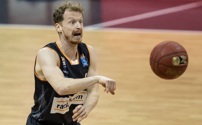 Sport Bilder des Tages 19.12.2020, Berlin, Basketball, 1. Bundesliga, easyCredit BBL, Hauptrunde, 7.Spieltag, Mercedes Benz Arena: ALBA Berlin - ratiopharm Ulm. Per Guenther von ratiopharm Ulm wirft den Ball. ALBA Berlin - ratiopharm Ulm