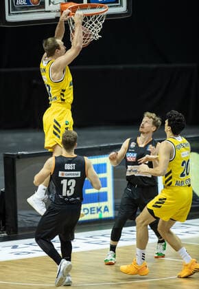 19.12.2020, Berlin, Basketball, 1. Bundesliga, easyCredit BBL, Hauptrunde, 7.Spieltag, Mercedes Benz Arena: ALBA Berlin - ratiopharm Ulm. ALBAs Luke Sikma (l-r) legt den Ball in den Korb und haengt daran. Andreas Obst und Per Guenther von ratiopharm Ulm sowie ALBAs Simone Fontecchio verfolgen den Wurf. ALBA Berlin - ratiopharm Ulm