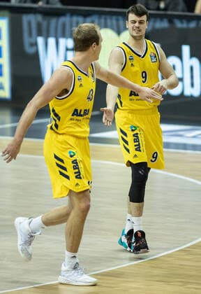 19.12.2020, Berlin, Basketball, 1. Bundesliga, easyCredit BBL, Hauptrunde, 7.Spieltag, Mercedes Benz Arena: ALBA Berlin - ratiopharm Ulm. ALBAs Luke Sikma (l) klatscht sich nach einem Dunking mit Teamkollege Jonas Mattisseck ab. ALBA Berlin - ratiopharm Ulm