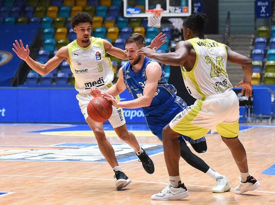 19.12.2020, xhbx, Basketball BBL Bundesliga, Frankfurt Skyliners - medi Bayreuth emspor, v.l. Ryan Woolridge (medi Bayreuth) , Jon Axel Gudmundsson (Fraport Skyliners Frankfurt), Frank Bartley (medi Bayreuth) (DFL DFB REGULATIONS PROHIBIT ANY USE OF PHOTOGRAPHS as IMAGE SEQUENCES and or QUASI-VIDEO) Frankfurt am Main