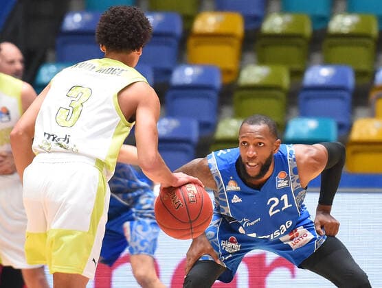 19.12.2020, xhbx, Basketball BBL Bundesliga, Frankfurt Skyliners - medi Bayreuth emspor, v.l. Ryan Woolridge (medi Bayreuth) , Kamari Murphy (Fraport Skyliners Frankfurt) (DFL DFB REGULATIONS PROHIBIT ANY USE OF PHOTOGRAPHS as IMAGE SEQUENCES and or QUASI-VIDEO) Frankfurt am Main
