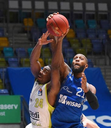 19.12.2020, xhbx, Basketball BBL Bundesliga, Frankfurt Skyliners - medi Bayreuth emspor, v.l. Frank Bartley (medi Bayreuth) , Kamari Murphy (Fraport Skyliners Frankfurt) (DFL DFB REGULATIONS PROHIBIT ANY USE OF PHOTOGRAPHS as IMAGE SEQUENCES and or QUASI-VIDEO) Frankfurt am Main