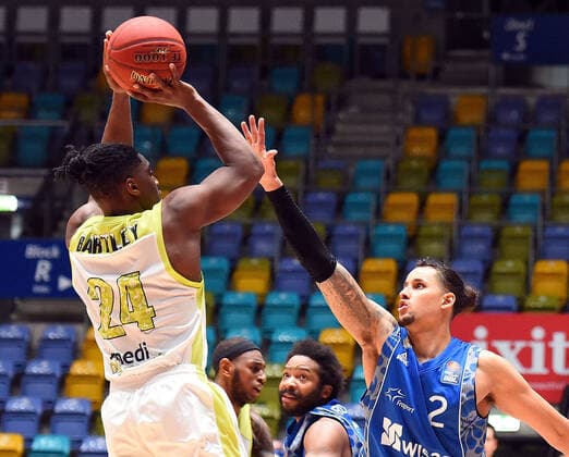 19.12.2020, xhbx, Basketball BBL Bundesliga, Frankfurt Skyliners - medi Bayreuth emspor, v.l. Frank Bartley (medi Bayreuth) , Michael Kessens (Fraport Skyliners Frankfurt) (DFL DFB REGULATIONS PROHIBIT ANY USE OF PHOTOGRAPHS as IMAGE SEQUENCES and or QUASI-VIDEO) Frankfurt am Main