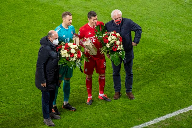 Bilder des Jahres 2020, Sport 12 Dezember Sport Bilder des Tages Fußball: 1. Bundesliga, Saison 2020 2021, 13. Spieltag, Bayer 04 Leverkusen gegen FC Bayern München am 19.12.2020 in der BayArena in Leverkusen. Leverkusens Geschäftsführer Fernando Carro, Welttorhüter Torwart Manuel Neuer, Weltfussballer Robert Lewandowski und Rudi Völler. DFL REGULATIONS PROHIBIT ANY USE OF PHOTOGRAPHS AS IMAGE SEQUENCES AND OR QUASI-VIDEO. *** Fußball 1 Bundesliga, Saison 2020 2021, 13 Spieltag, Bayer 04 Leverkusen vs FC Bayern München on 19 12 2020 at BayArena in Leverkusen Leverkusens managing director Fernando Carro, world goalkeeper goalkeeper Manuel Neuer, world footballer Robert Lewandowski and Rudi Völler DFL REGULATIONS PROHIBIT ANY USE OF PHOTOGRAPHS AS IMAGE SEQUENCES AND OR QUASI VIDEO Copyright: xInderlied Kirchnerx