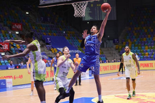 Fraport Skyliners - medi Bayreuth, easyCredit BBL Korbleger von Michael Kessens (Fraport Skyliners, 2). Basketball-Spiel der easyCredit BBL zwischen den Fraport Skyliners und medi Bayreuth am 19. Dezember 2020 in der Fraport-Arena in Frankfurt am Main., Frankfurt am Main Hessen Deutschland Fraport-Arena