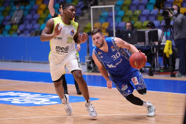 Fraport Skyliners - medi Bayreuth, easyCredit BBL Jon Axel Gudmundsson (Fraport Skyliners, 30) vorbei an Frank Bartley (medi Bayreuth, 24). Basketball-Spiel der easyCredit BBL zwischen den Fraport Skyliners und medi Bayreuth am 19. Dezember 2020 in der Fraport-Arena in Frankfurt am Main., Frankfurt am Main Hessen Deutschland Fraport-Arena