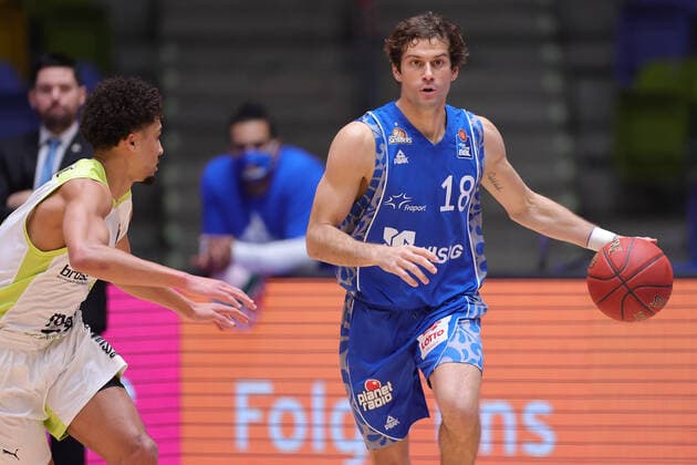 Fraport Skyliners - medi Bayreuth, easyCredit BBL Spielaufbau von Joe Rahon (Fraport Skyliners, 18). Basketball-Spiel der easyCredit BBL zwischen den Fraport Skyliners und medi Bayreuth am 19. Dezember 2020 in der Fraport-Arena in Frankfurt am Main., Frankfurt am Main Hessen Deutschland Fraport-Arena