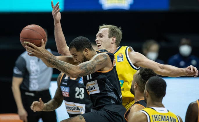 19.12.2020, Berlin, Basketball, 1. Bundesliga, easyCredit BBL, Hauptrunde, 7.Spieltag, Mercedes Benz Arena: ALBA Berlin - ratiopharm Ulm. Isaiah Wilkins (l) von ratiopharm Ulm kaempft gegen ALBAs Luke Sikma um den Ball. ALBA Berlin - ratiopharm Ulm