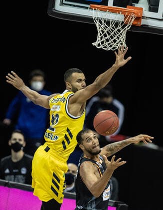 19.12.2020, Berlin, Basketball, 1. Bundesliga, easyCredit BBL, Hauptrunde, 7.Spieltag, Mercedes Benz Arena: ALBA Berlin - ratiopharm Ulm. ALBAs Johannes Thiemann (l) springt zum Korb gegen Isaiah Wilkins von ratiopharm Ulm. ALBA Berlin - ratiopharm Ulm