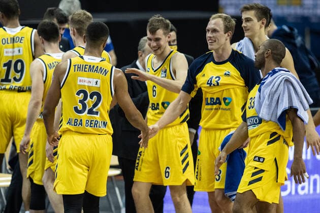 19.12.2020, Berlin, Basketball, 1. Bundesliga, easyCredit BBL, Hauptrunde, 7.Spieltag, Mercedes Benz Arena: ALBA Berlin - ratiopharm Ulm. ALBAs Johannes Thiemann (l-r), Malte Delow, Luke Sikma, Tim Schneider und Jayson Granger klatschen sich nach dem Sieg ab. ALBA Berlin - ratiopharm Ulm