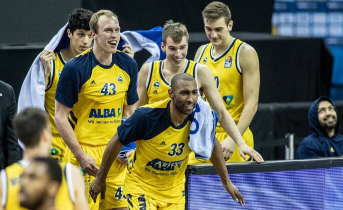 19.12.2020, Berlin, Basketball, 1. Bundesliga, easyCredit BBL, Hauptrunde, 7.Spieltag, Mercedes Benz Arena: ALBA Berlin - ratiopharm Ulm. ALBAs Simone Fontecchio (l-r), Luke Sikma, Jayson Granger, Malte Delow und Tim Schneider jubeln nach dem Sieg. ALBA Berlin - ratiopharm Ulm