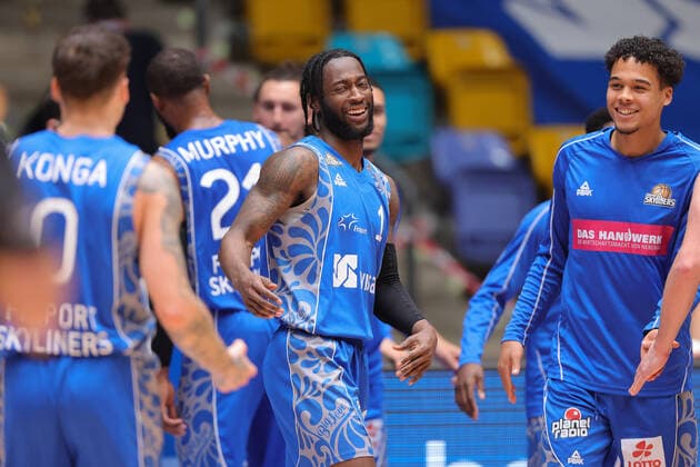 Fraport Skyliners - medi Bayreuth, easyCredit BBL Jubel der Fraport Skyliners nach dem Sieg. In der Bildmitte Matt Mobley (Fraport Skyliners, 1). Basketball-Spiel der easyCredit BBL zwischen den Fraport Skyliners und medi Bayreuth am 19. Dezember 2020 in der Fraport-Arena in Frankfurt am Main., Frankfurt am Main Hessen Deutschland Fraport-Arena