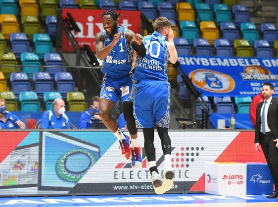 19.12.2020, xhbx, Basketball BBL Bundesliga, Frankfurt Skyliners - medi Bayreuth emspor, v.l. Matt Mobley (Fraport Skyliners Frankfurt), Jon Axel Gudmundsson (Fraport Skyliners Frankfurt) feiern den Sieg nach Spielende (DFL DFB REGULATIONS PROHIBIT ANY USE OF PHOTOGRAPHS as IMAGE SEQUENCES and or QUASI-VIDEO) Frankfurt am Main