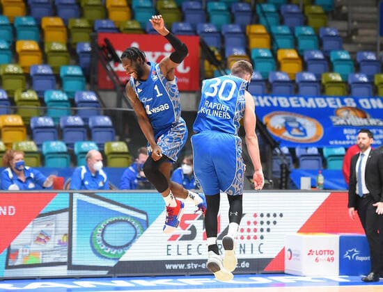 19.12.2020, xhbx, Basketball BBL Bundesliga, Frankfurt Skyliners - medi Bayreuth emspor, v.l. Matt Mobley (Fraport Skyliners Frankfurt), Jon Axel Gudmundsson (Fraport Skyliners Frankfurt) feiern den Sieg nach Spielende (DFL DFB REGULATIONS PROHIBIT ANY USE OF PHOTOGRAPHS as IMAGE SEQUENCES and or QUASI-VIDEO) Frankfurt am Main