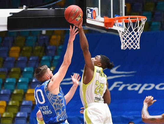 19.12.2020, xhbx, Basketball BBL Bundesliga, Frankfurt Skyliners - medi Bayreuth emspor, v.l. Jon Axel Gudmundsson (Fraport Skyliners Frankfurt), Frank Bartley (medi Bayreuth) (DFL DFB REGULATIONS PROHIBIT ANY USE OF PHOTOGRAPHS as IMAGE SEQUENCES and or QUASI-VIDEO) Frankfurt am Main
