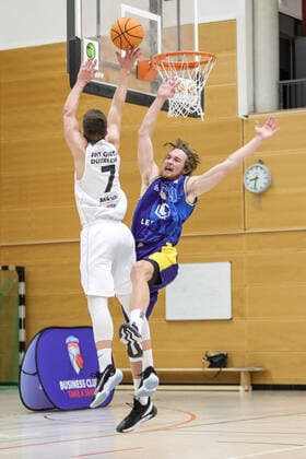 ART Giants Duesseldorf gegen EN Baskats Schwelm, 19.11.2020 Andrius Mikutis (7 Art Giants) wird gefault von Marco Hollersbacher (9 Schwelm) ART Giants Duesseldorf gegen EN Baskats Schwelm, 19.11.2020 Copyright: xBEAUTIFULxSPORTS KennyxBeelex