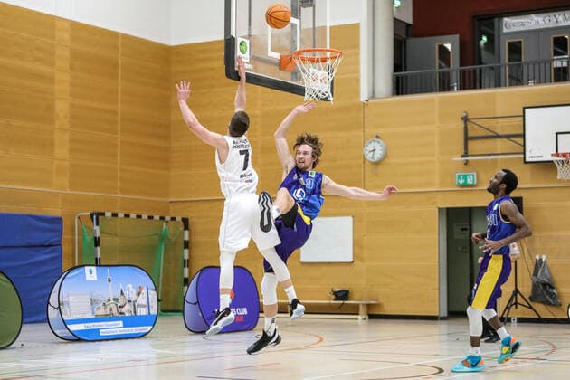 ART Giants Duesseldorf gegen EN Baskats Schwelm, 19.11.2020 Andrius Mikutis (7 Art Giants) wird gefault von Marco Hollersbacher (9 Schwelm) ART Giants Duesseldorf gegen EN Baskats Schwelm, 19.11.2020 Copyright: xBEAUTIFULxSPORTS KennyxBeelex