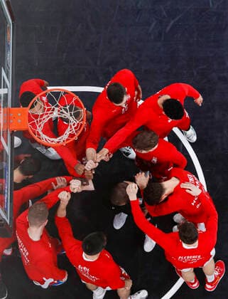 Huddle von Brose Bamberg vor Spielbeginn Brose Bamberg - Telekom Baskets Bonn - easyCredit-BBL - Basketball Bundesliga - Basketball Saison 2020 21 - 7. Spieltag, 19.12.2020 Bamberg, Brose Arena ASV-Autoren-Nummer: 4026335 Copyright: DanielxLöb