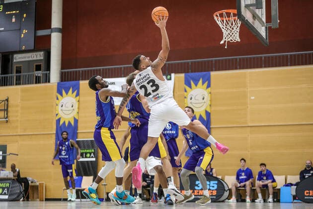 ART Giants Duesseldorf gegen EN Baskats Schwelm, 19.11.2020 Rebound unter dem Schwelmer Korb ART Giants Duesseldorf gegen EN Baskats Schwelm, 19.11.2020 Copyright: xBEAUTIFULxSPORTS KennyxBeelex