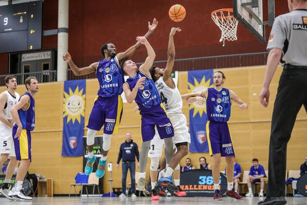 ART Giants Duesseldorf gegen EN Baskats Schwelm, 19.11.2020 Rebound unter dem Schwelmer Korb ART Giants Duesseldorf gegen EN Baskats Schwelm, 19.11.2020 Copyright: xBEAUTIFULxSPORTS KennyxBeelex
