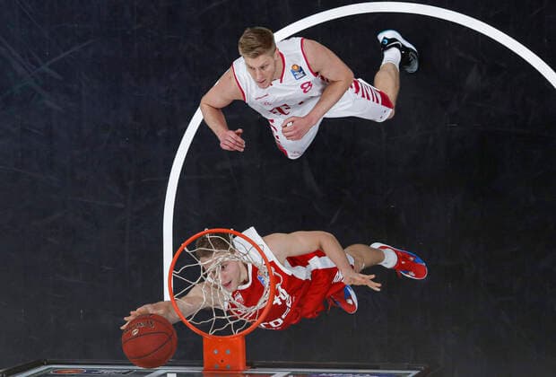 unten Christian Sengfelder (Brose Bamberg, 43) oben 08 Benjamin Lischka (Telekom Baskets Bonn) Brose Bamberg - Telekom Baskets Bonn - easyCredit-BBL - Basketball Bundesliga - Basketball Saison 2020 21 - 7. Spieltag, 19.12.2020 Bamberg, Brose Arena ASV-Autoren-Nummer: 4026335 Copyright: DanielxLöb