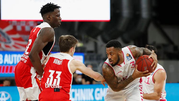 Deutschland, Bamberg, Brose Arena, 19.12.2020, emspor, emonline, despor, deonline, Brose Bamberg - Telekom Baskets Bonn, Basketball, BBL Bild: v. li. Norense Odiase (Brose Bamberg), Bennet Hundt (Brose Bamberg) und James Thompson IV (Telekom Baskets Bonn) Copyright: HMBxMedia xHeikoxBecker