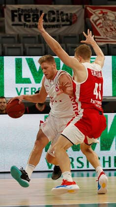 Deutschland, Bamberg, Brose Arena, 19.12.2020, emspor, emonline, despor, deonline, Brose Bamberg - Telekom Baskets Bonn, Basketball, BBL Bild: v. li. Benjamin Lischka (Telekom Baskets Bonn) und Christian Sengfelder (Brose Bamberg) Copyright: HMBxMedia xHeikoxBecker